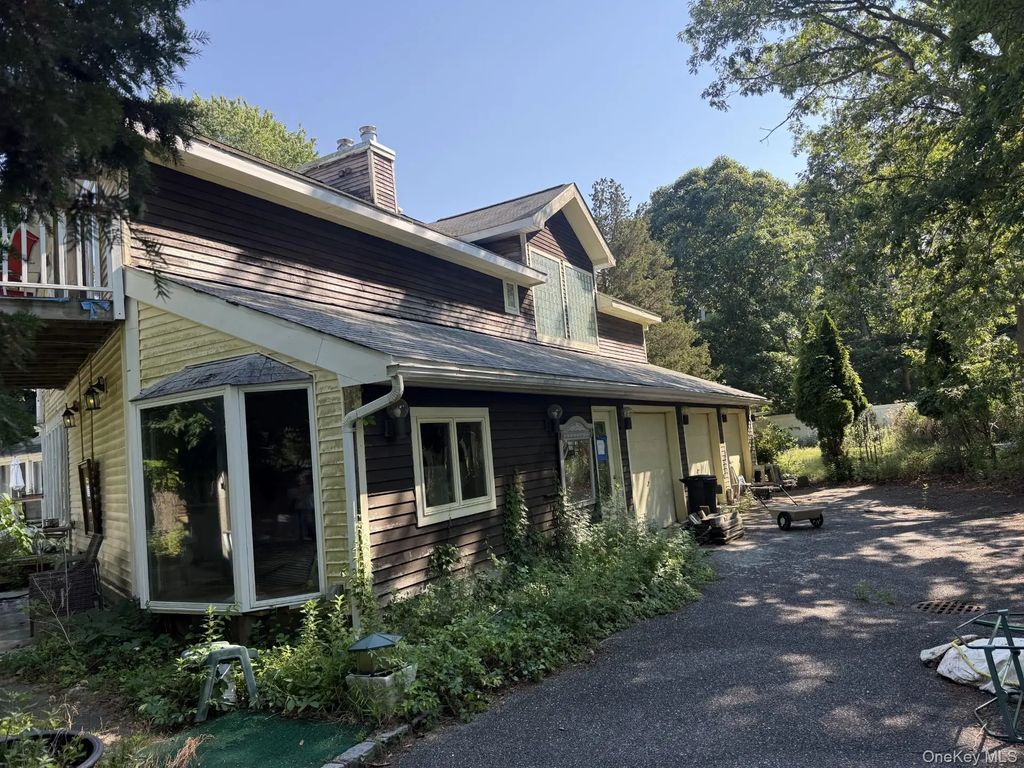 47 Old Neck Road S, Center Moriches