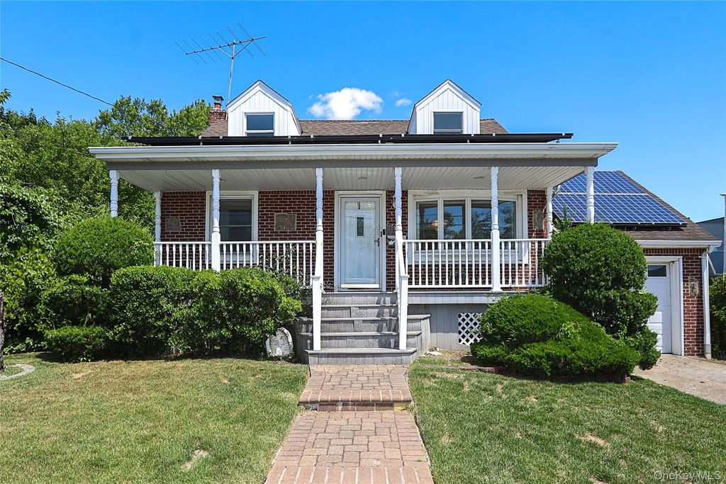 20 E Clearwater Road, Lindenhurst