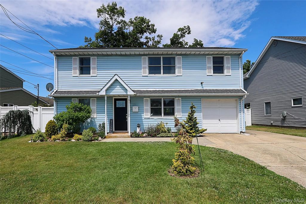 161 Arlyn Drive W, Massapequa