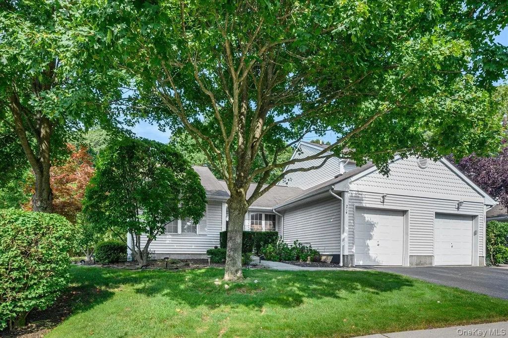 204 Mattituck Court, Melville