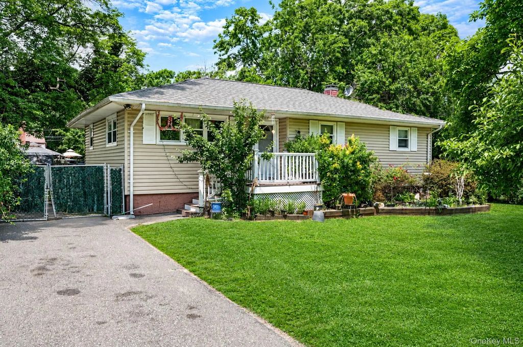 71 Pinewood Drive, Shirley