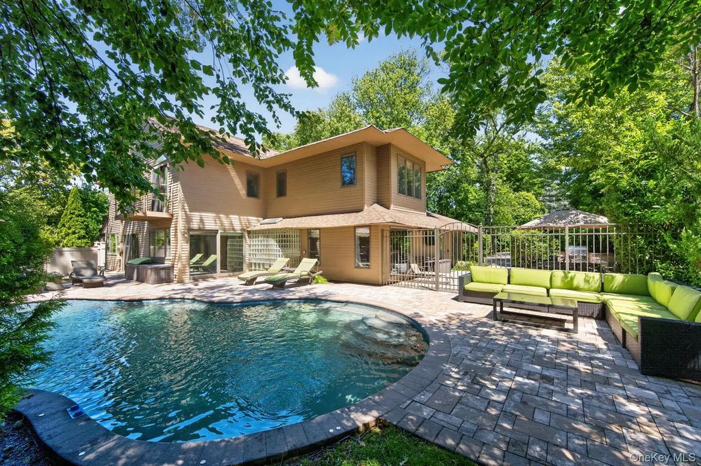 12 Locust Lane, Roslyn Heights