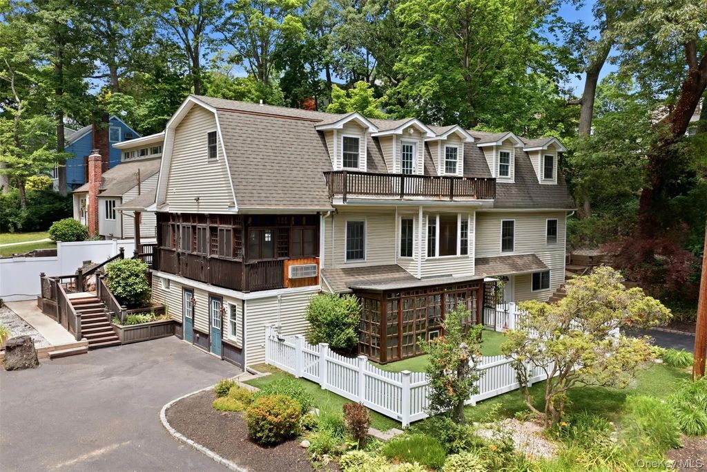 300 Mckinley Terrace, Centerport