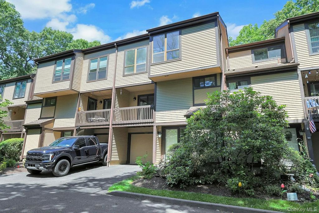 83 Deerfield Lane, Ossining