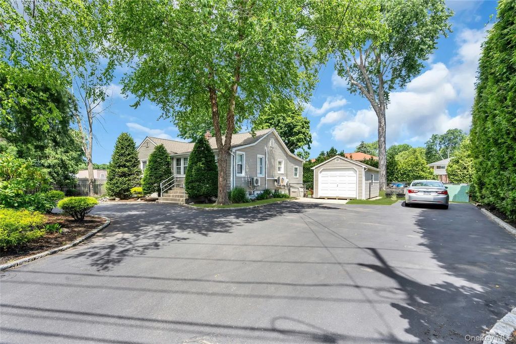 533 Old Country Road, Deer Park
