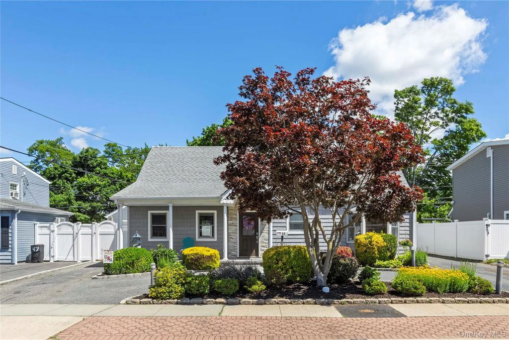 51 Cliff Lane, Levittown