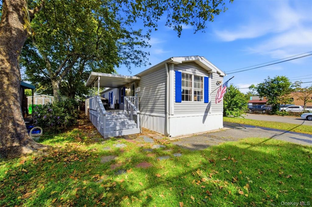 1137 Unit 124 Lincoln Avenue, Holbrook