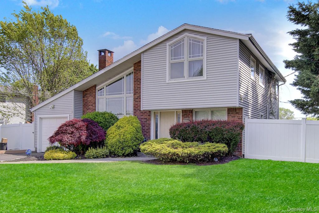 4 Seneca Drive, Commack