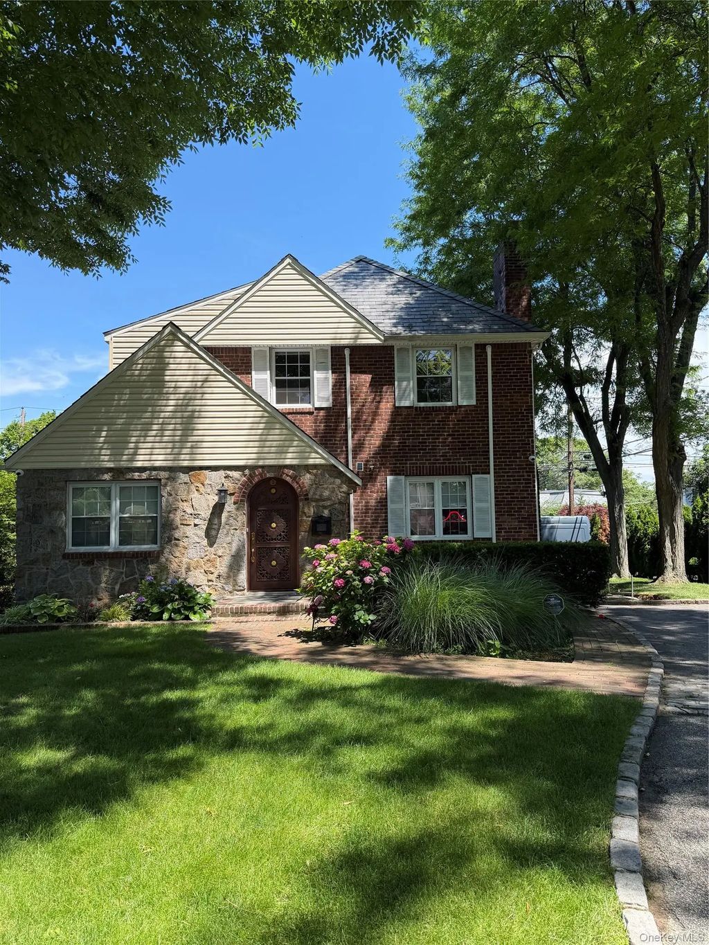 27 Upland Road, Great Neck