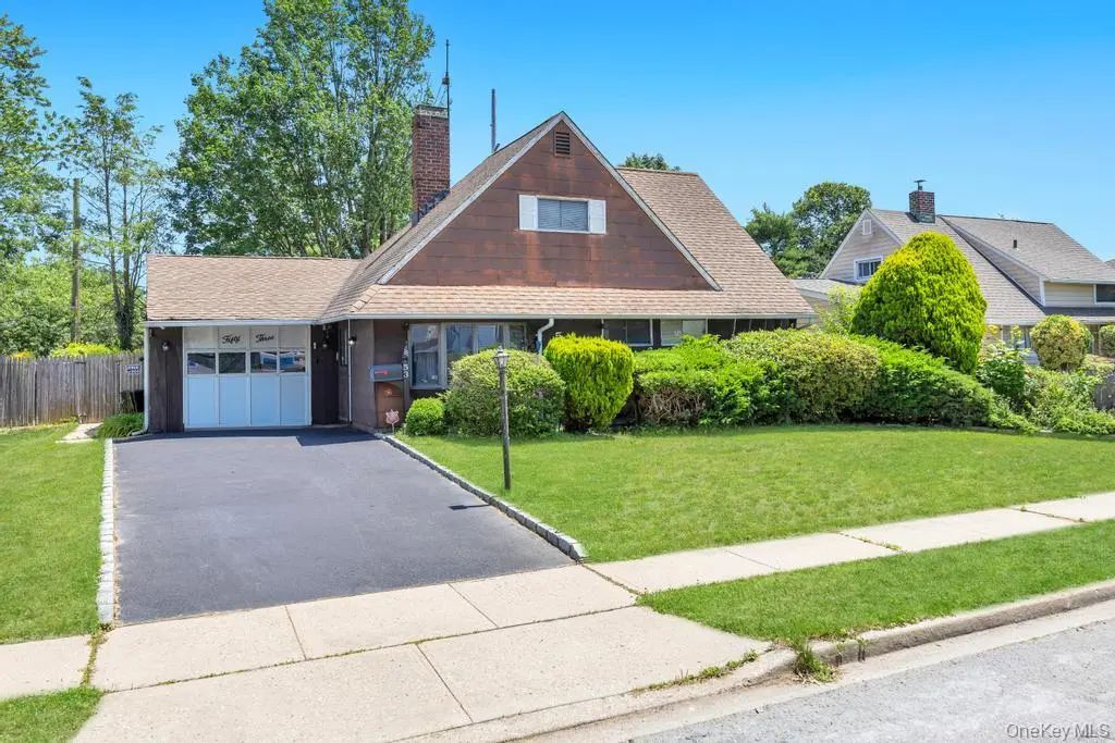 53 Bridle Lane, Hicksville