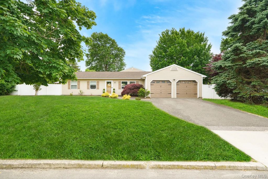 2 Michael Avenue, Bellport
