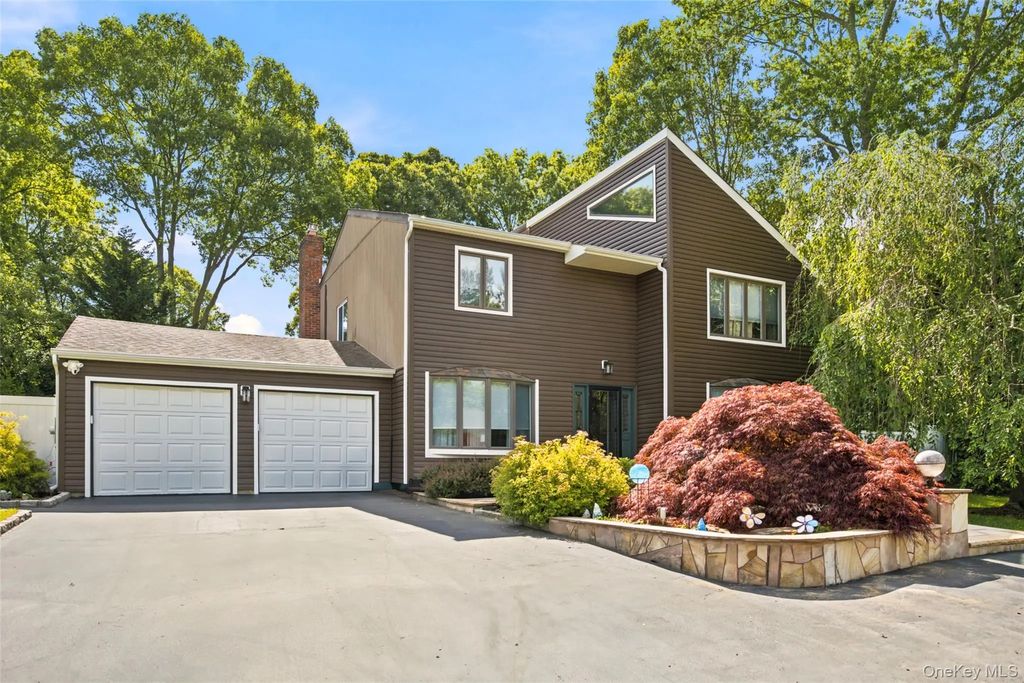 17 Lower Road, Smithtown