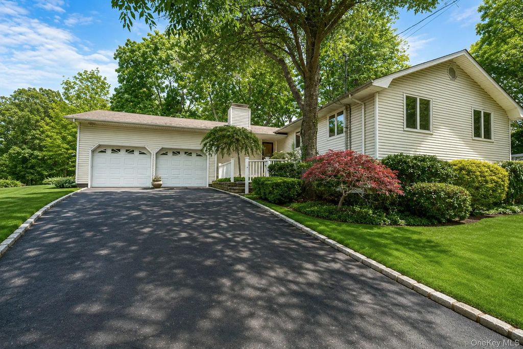 61 Ledgewood Drive, Smithtown