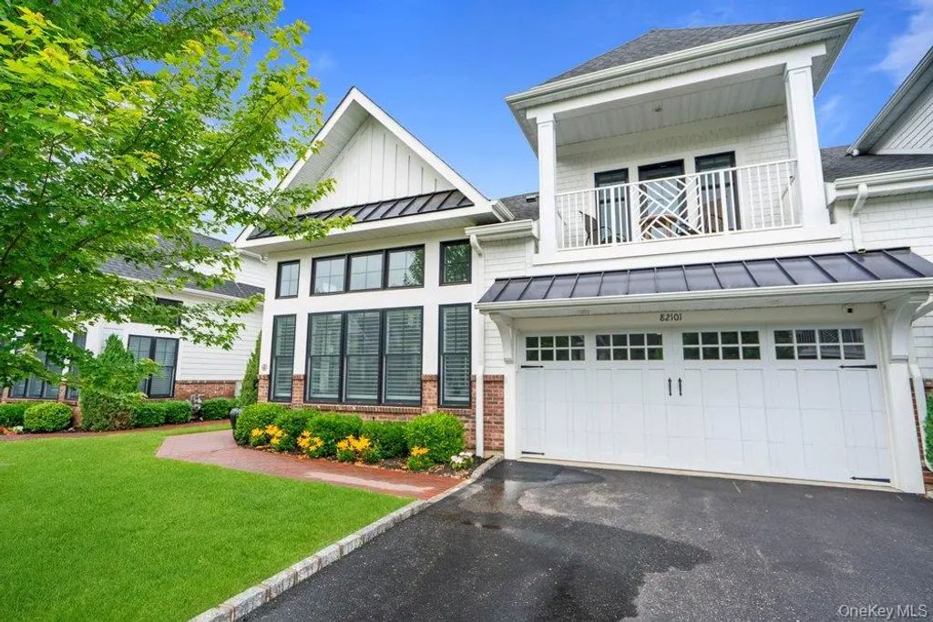 82101 Spruce Pond Circle, Plainview