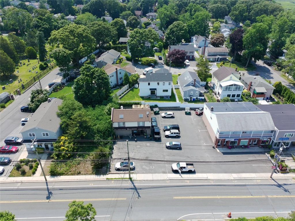 44 Bayville Avenue, Bayville