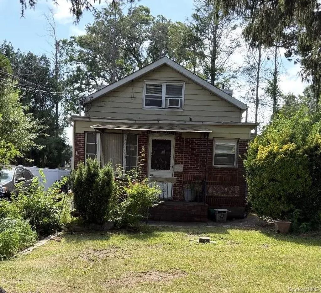 44 Westwood Avenue, Deer Park