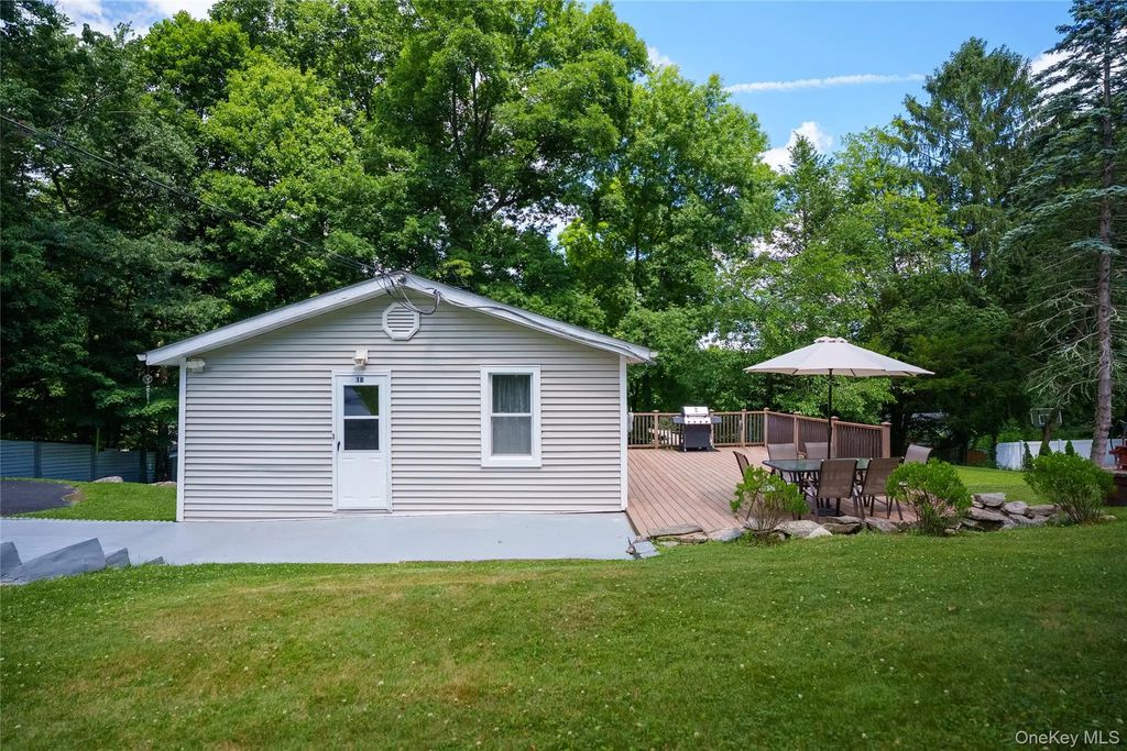 18 Worthington Drive W, Carmel