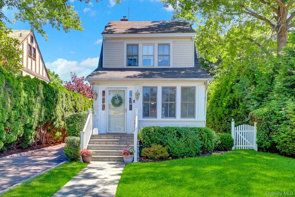 65 Roxbury Road, Garden City