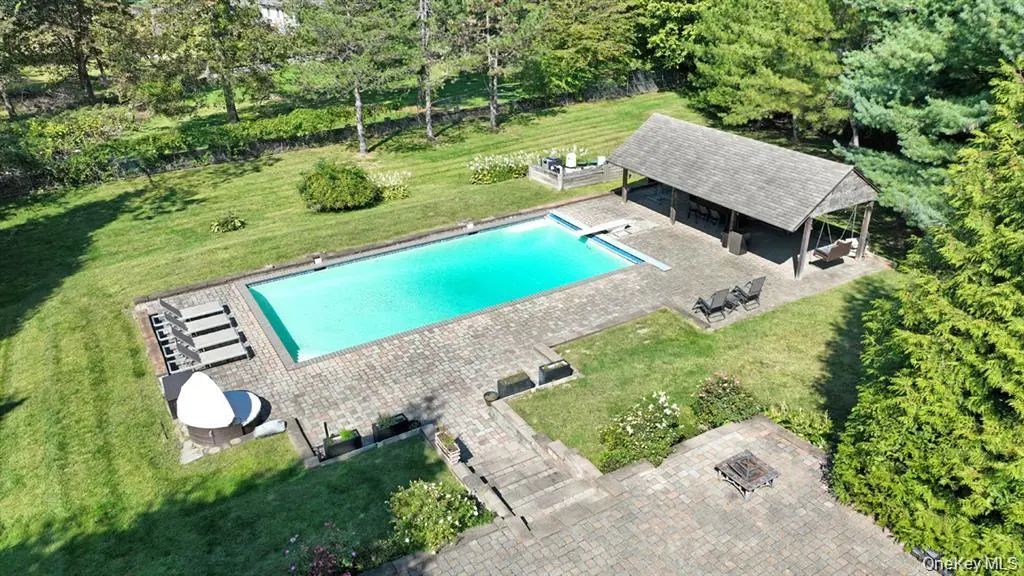 11 Deerwood Road, Spring Valley