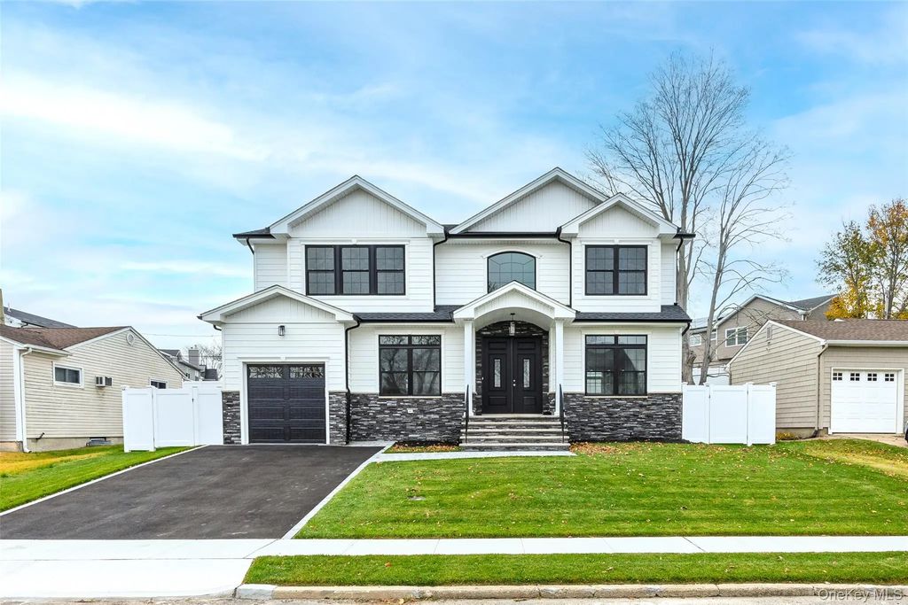 21 Devon Road, Bethpage