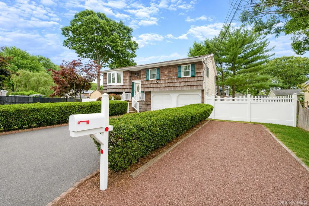 6 Smith Court, Mastic