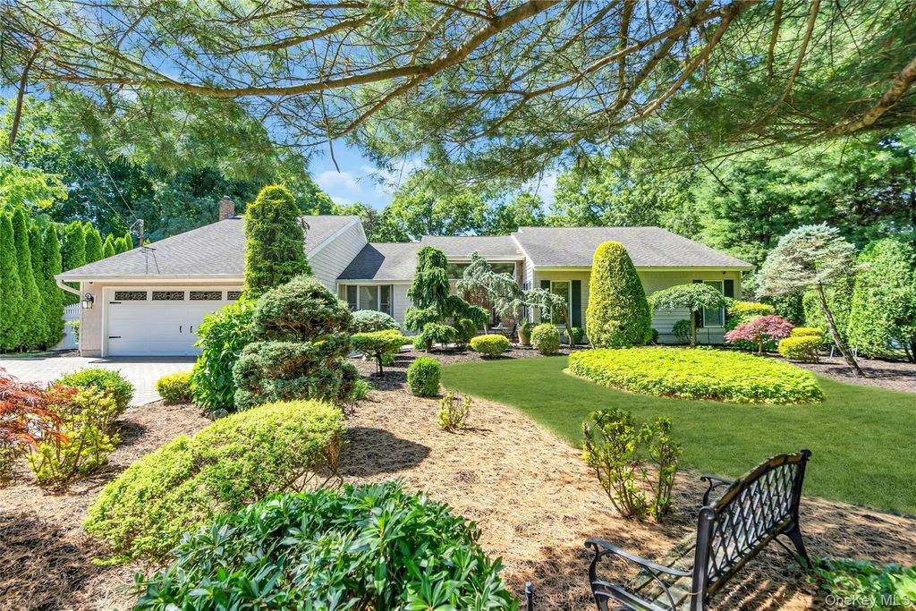 6 Averly Place, Smithtown