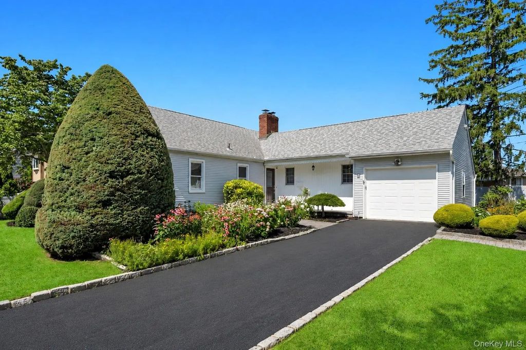 7 Albers Lane, Farmingdale