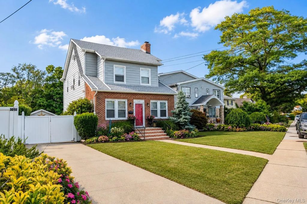 549 De Mott Avenue, Baldwin