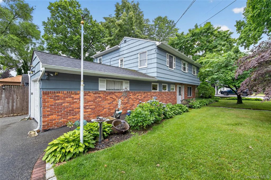 190 Oakwood Road, Huntington Station