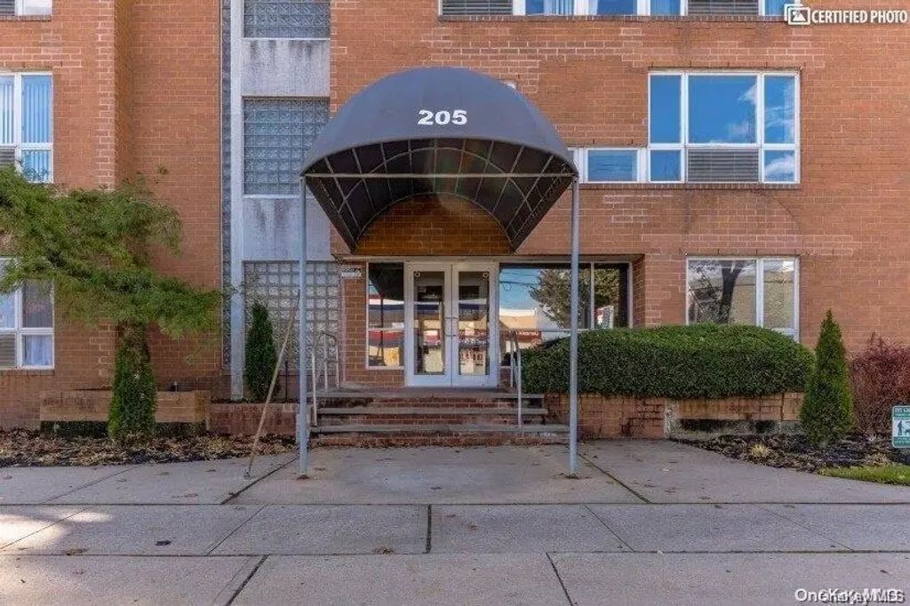 205 Mineola Boulevard, Mineola
