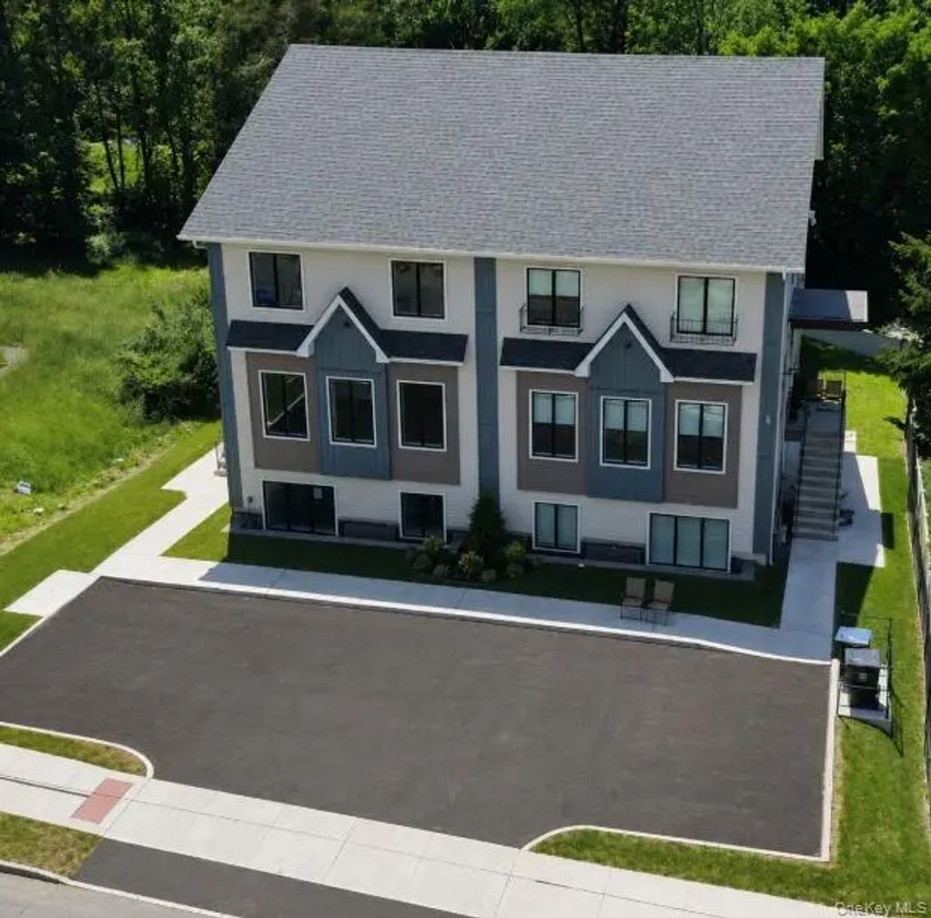 20 Dallas Drive # 102, Blooming Grove