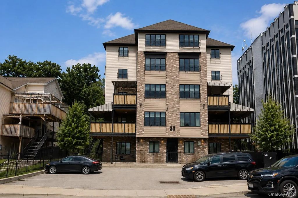 23 Chevron Road # 302, Monroe