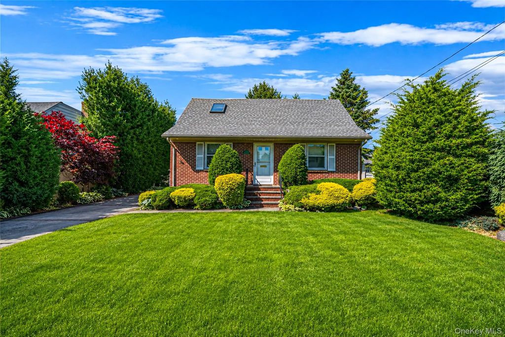 572 Benito Street, East Meadow