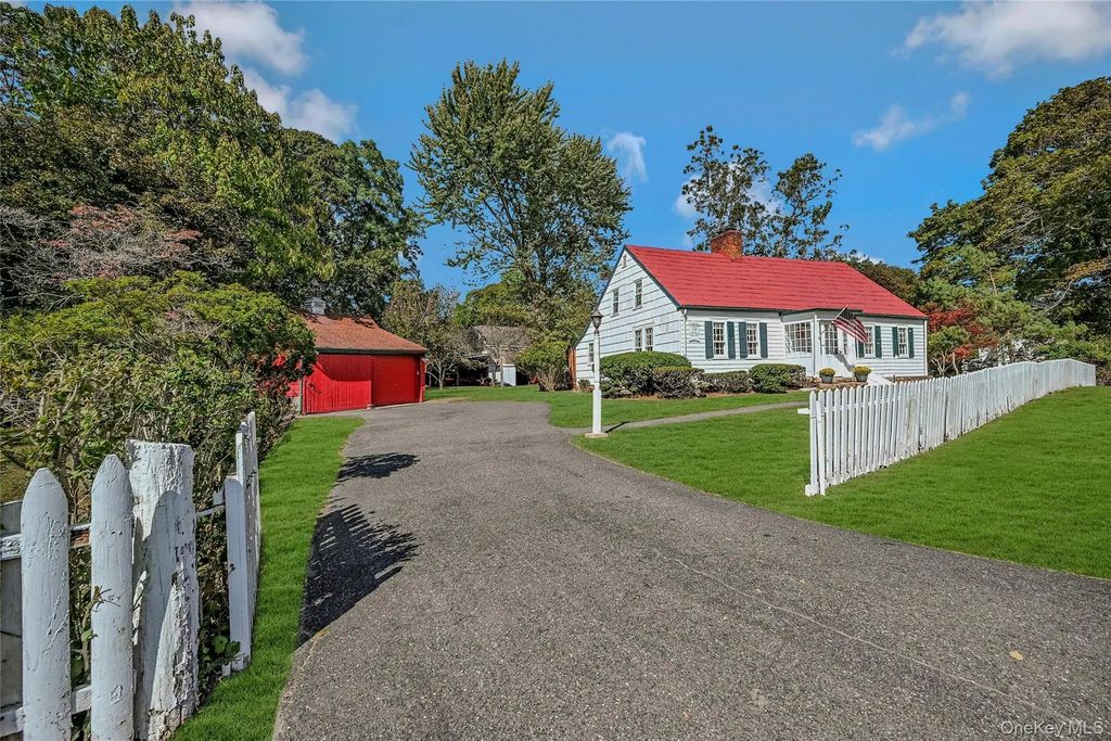 147 N Country Road, Mount Sinai