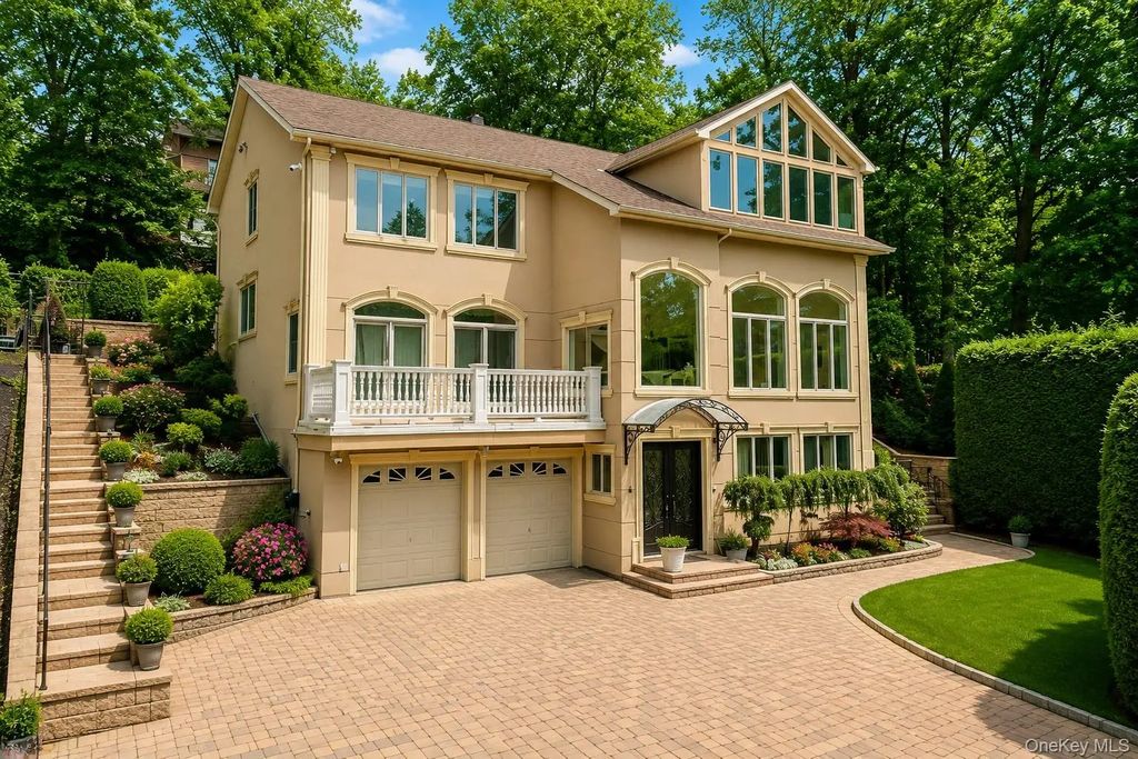 16 Diana Trail, Staten Island