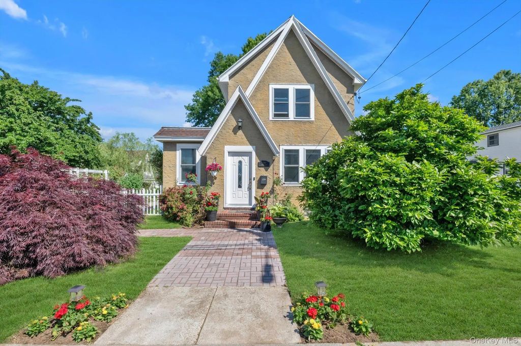 108 Memphis Avenue, South Floral Park
