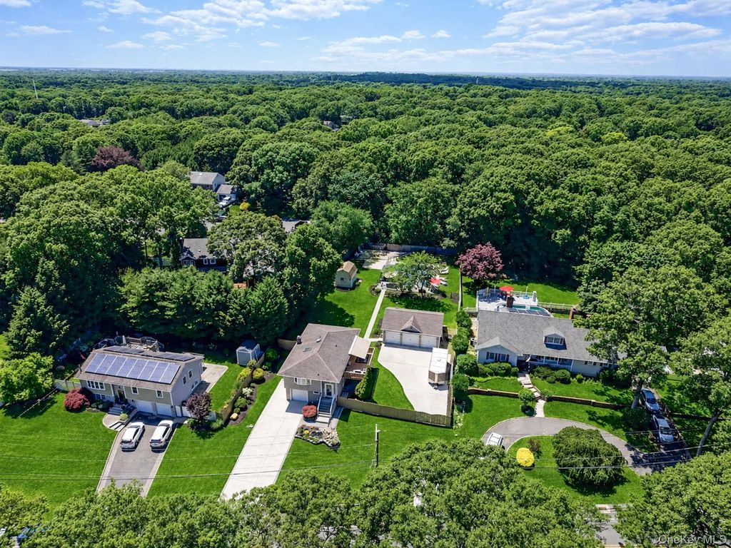 34 Leeds Boulevard, Farmingville