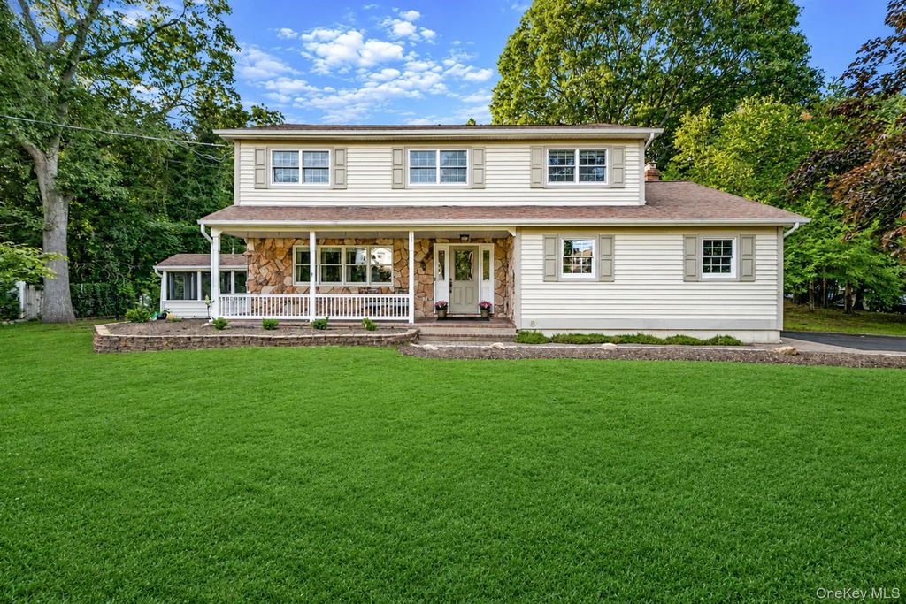 93 N Country Road, Shoreham