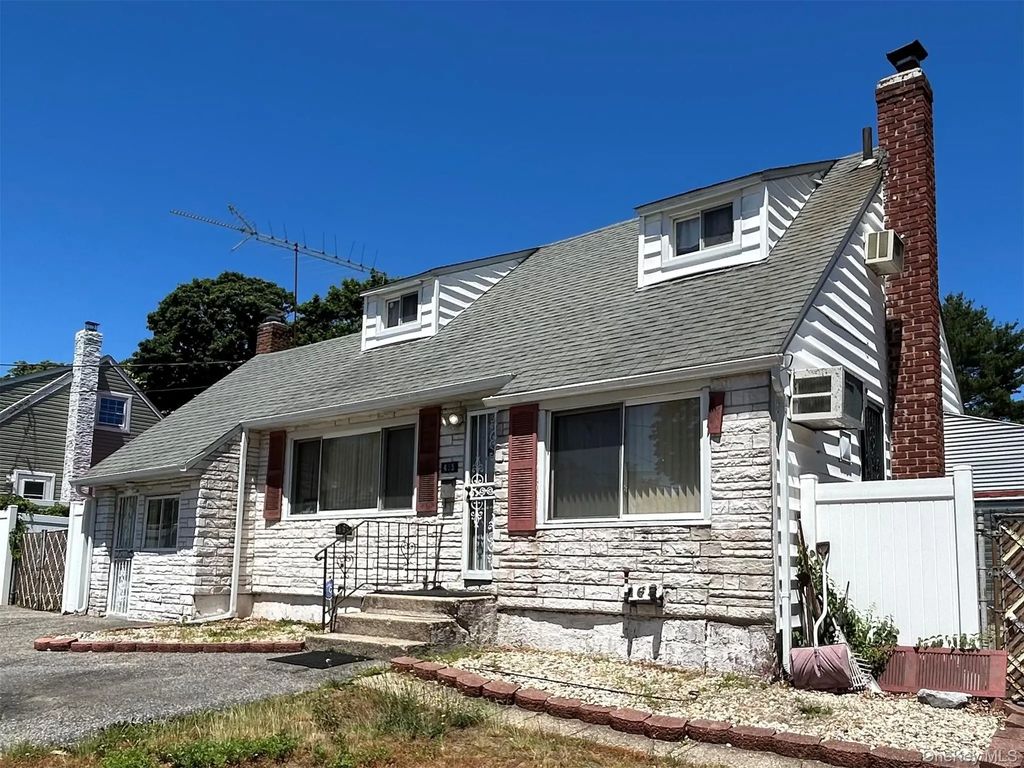 465 Saint Johns Street, Central Islip