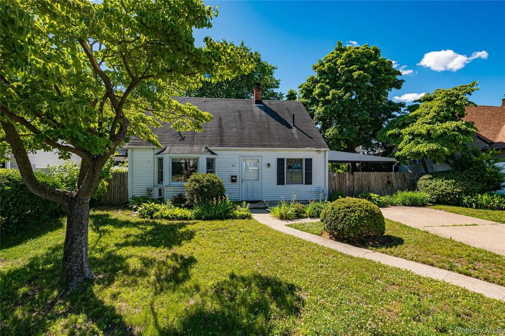93 Barnyard Lane, Levittown