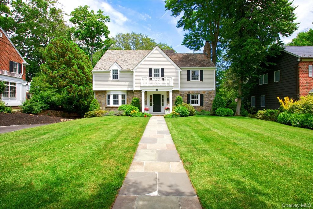 162 Manhasset Woods Road, Manhasset