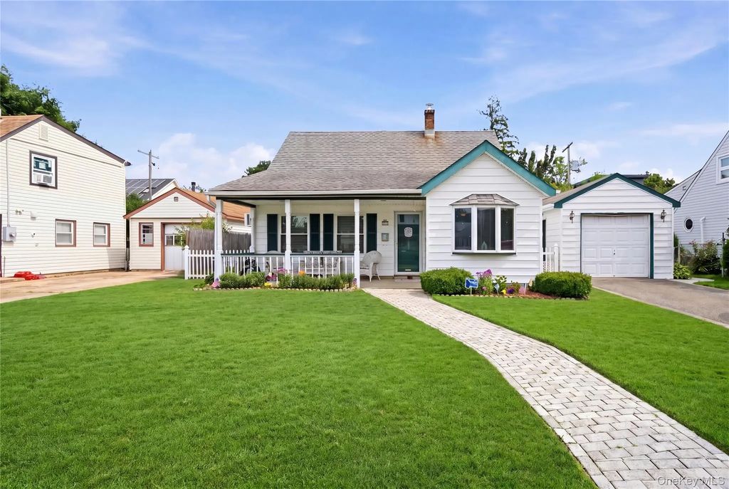 31 Sherwood Road, Levittown