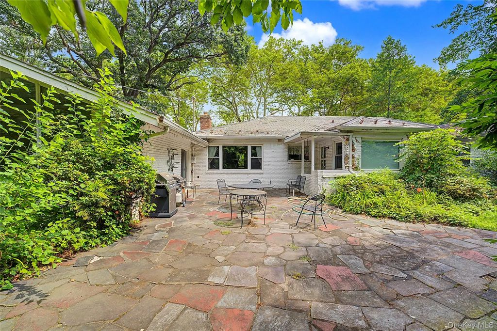 10 Hempton Road, Great Neck