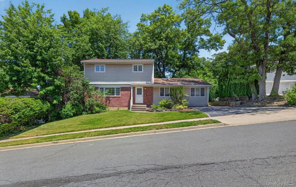 89 Beaumont Drive, Plainview