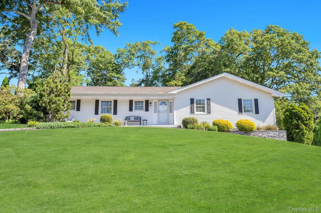 3 Laura Court, Nesconset