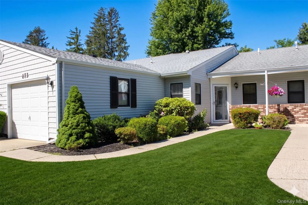 173 Knolls Drive # 173, Stony Brook