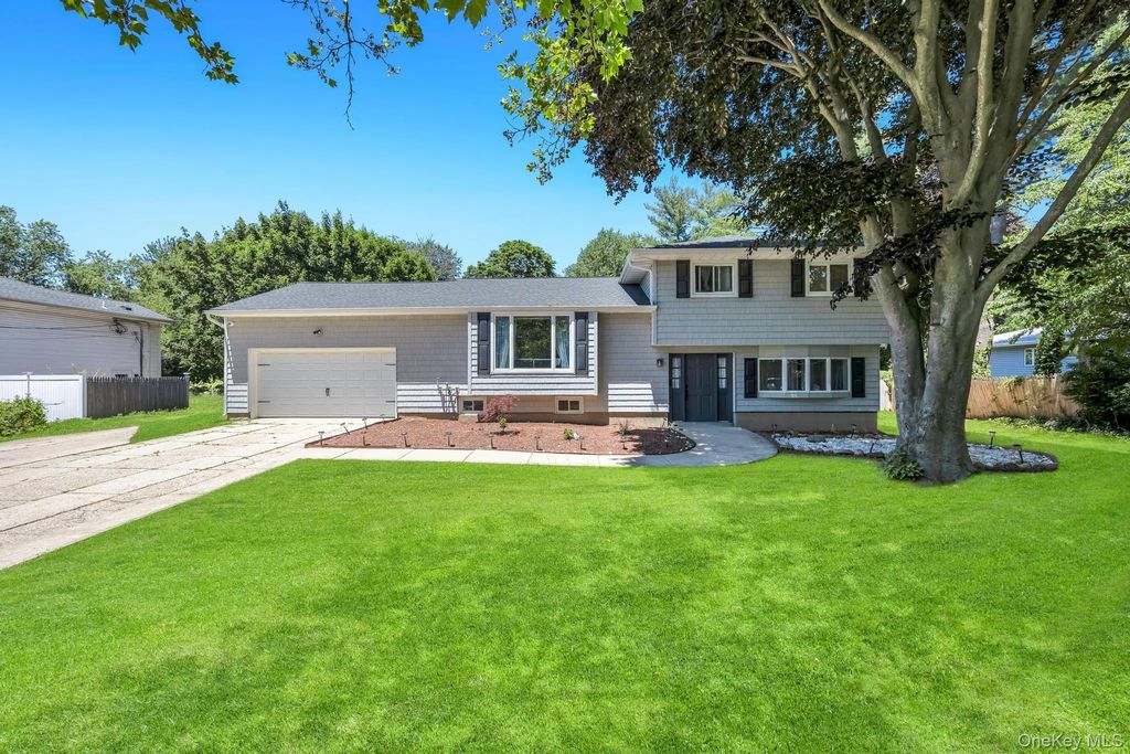 99 Burr Road, East Northport