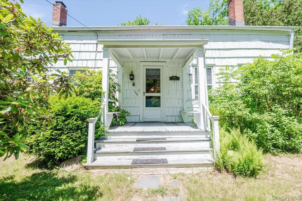 169 W Rogues Path, Huntington