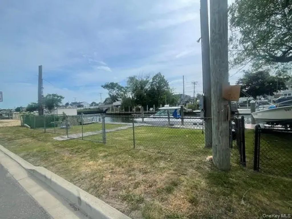 Boat Berth Riviera Drive E, Lindenhurst