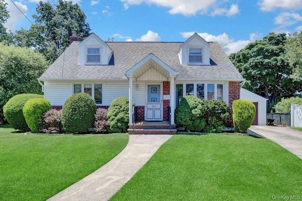 955 Cedar Court, Franklin Square